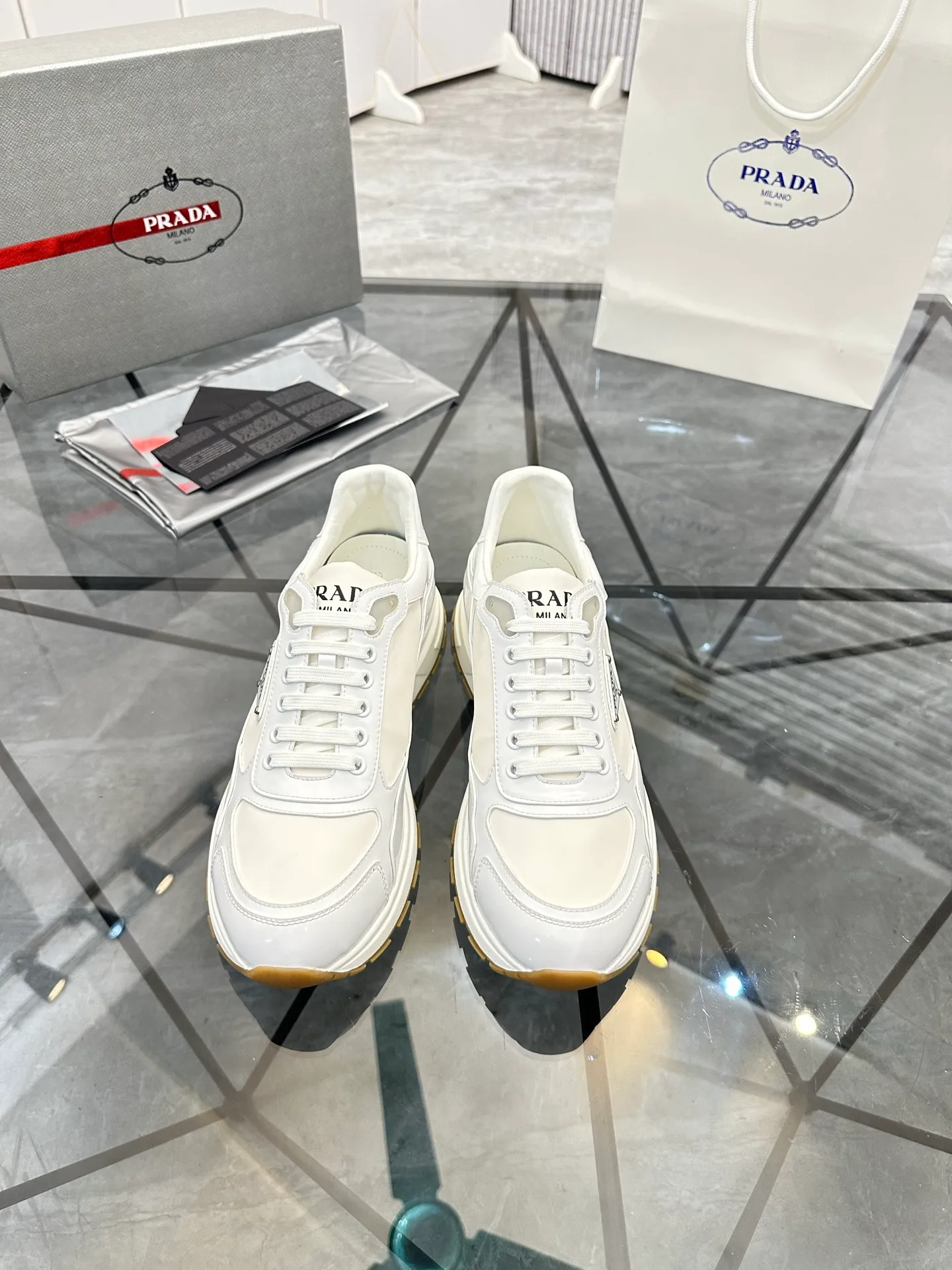 Men's shoes: 💰P580¥ High-end top quality Product trademark: Prada *"Prada*" low-top casual shoes Regular size: 38-45 (can be customized to 46) Product materials: imported first-layer cowhide stitching breathable mesh upper, water-dyed cowhide lining, cowhide foot pads, original ultra-light foam outsole. No.: 001